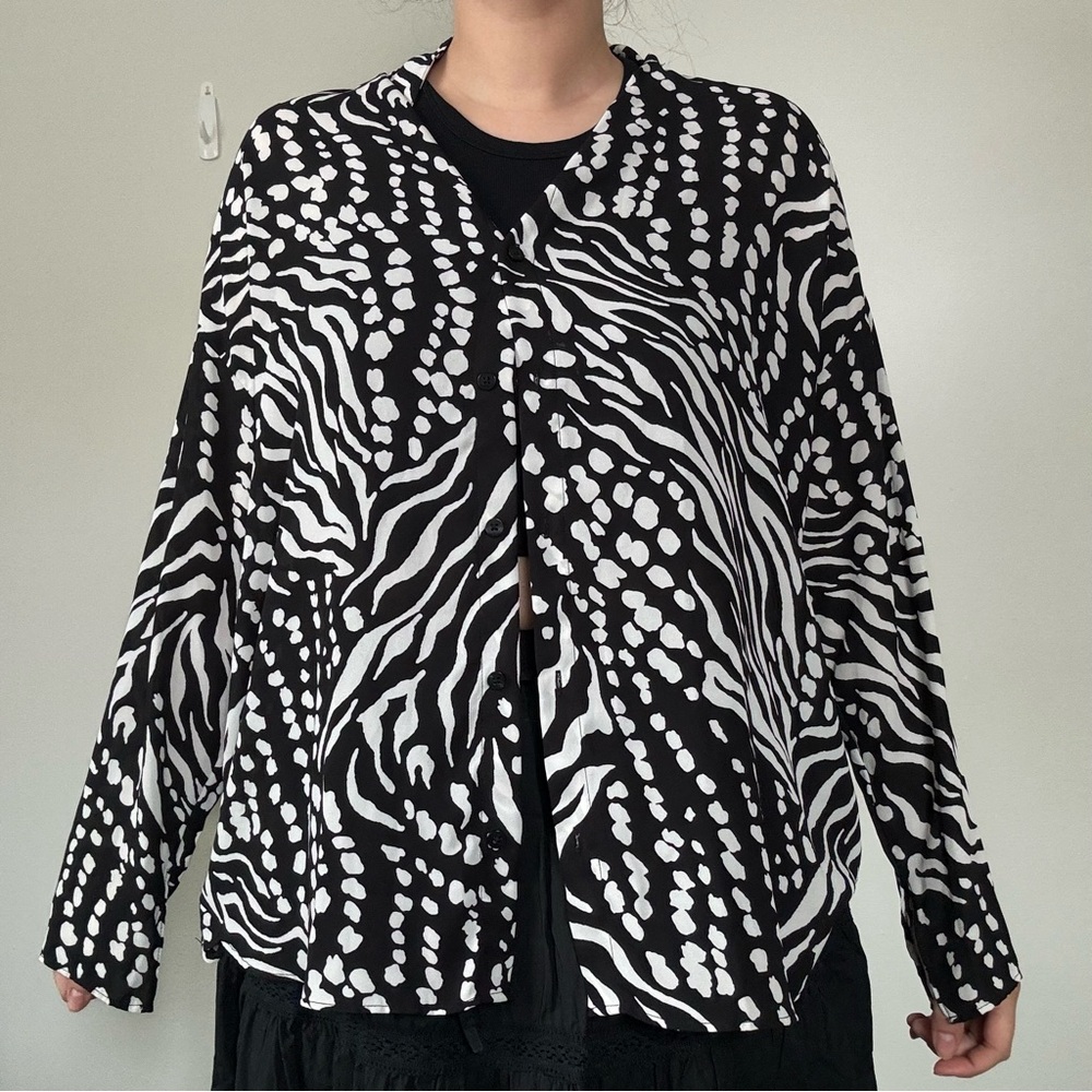 Patterned Button Up Blouse - Picture 3 of 5